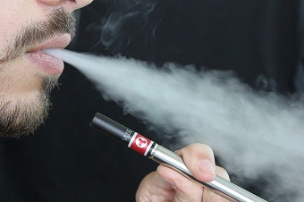 Reinsurers pushing higher life premiums for vapers, reports claim